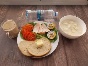 Dieta podstawowa Kasza manna z jabłkiem prażonym Chleb mieszany pszenno-żytni Masło extra 82% Kawa zbożowa z mlekiem Miód Pomidor Woda mineralna Szynkowa dębowa drobiowa kiełbasa grubo rozdrobniona Sałata zielona